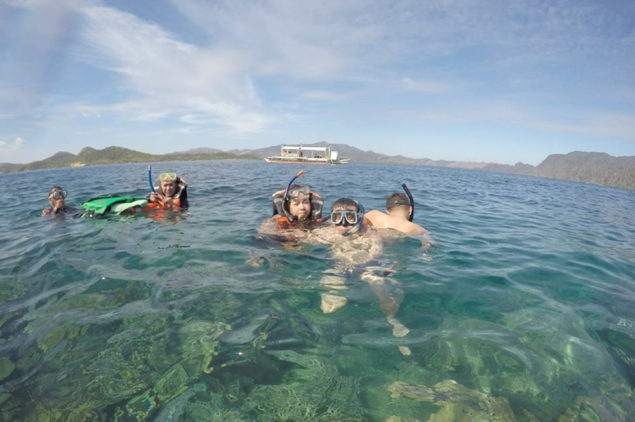 happy guests of e-philippines snorkelling in Coron, Palawan
